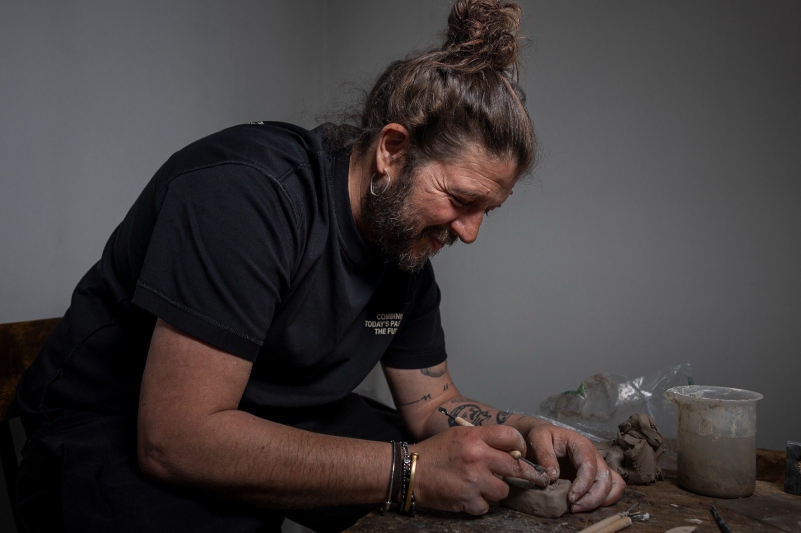 Il Gesto Sacro dell’Artista: Quando la Scultura si Definisce sulla Pelle
